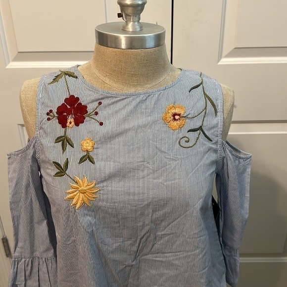 WORLD TOGETHER EMBROIDERED COLD SHOULDER TOP SZ S EVERYDAY SPRING SUMMER - Picture 2 of 9